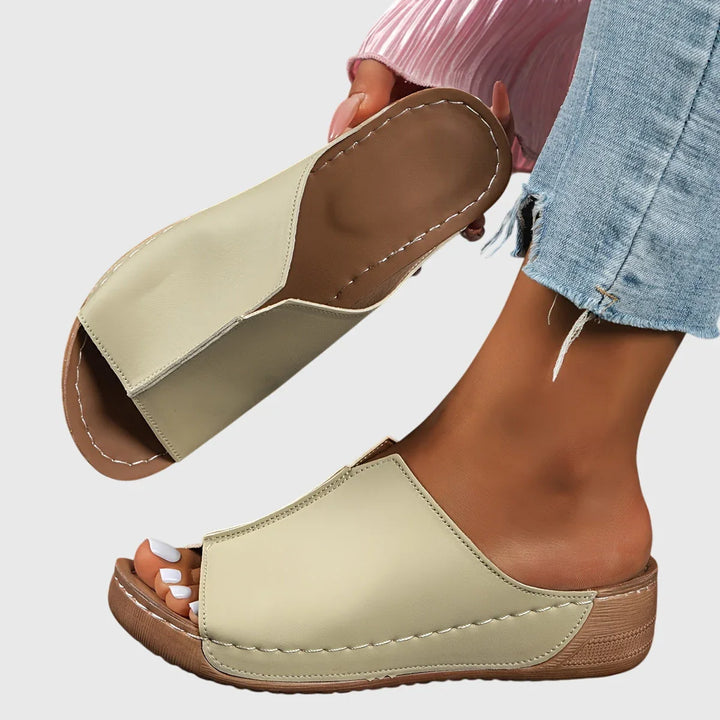 Calzature donna aperte con zeppa bassa. Ciabatte estive con fascia larga per un comfort e stile in ogni occasione.