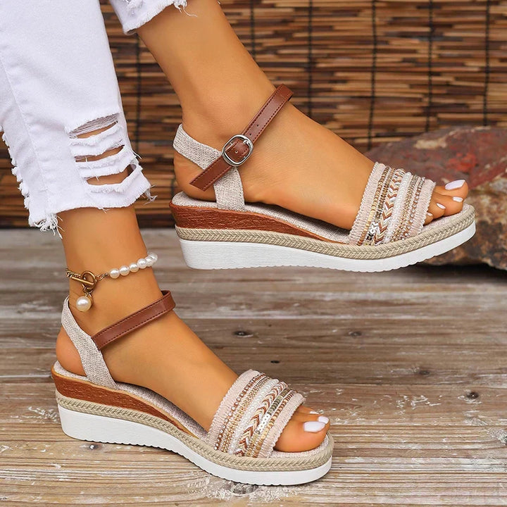 Sandali donna con zeppa intrecciata e cinturino regolabile, bianco sporco. Perfetti per l'estate, stile bohémien.