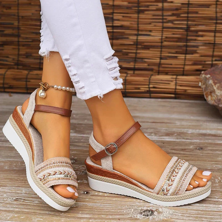 Sandali estivi donna con zeppe intrecciate e cinturino regolabile, ideali per comfort e moda. Calzature bohémien.