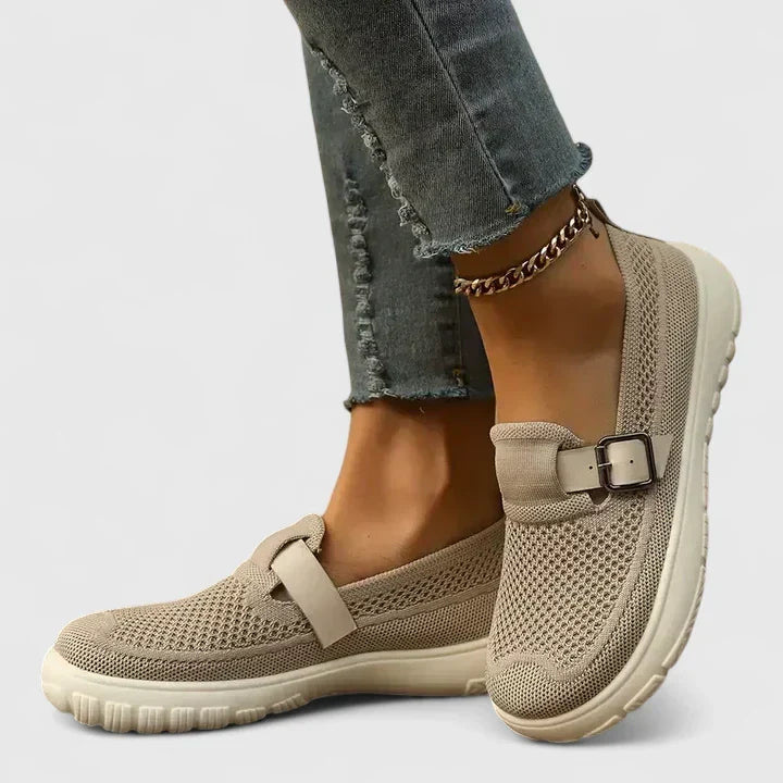 Scarpe basse donna slip-on con fibbia, perfette per look casual ed eleganti. Ballerine comode e di moda.