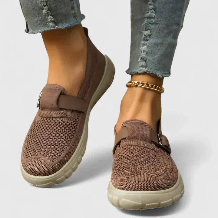 Scarpe donna piatte slip-on con fibbia regolabile, ideali per comfort e stile. Ballerine casual eleganti.