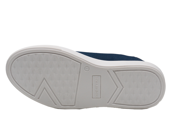 Uomo indossa sneakers blu rialzate 6 cm, perfette per un look casual elegante che aggiunge stile e comfort quotidiano.