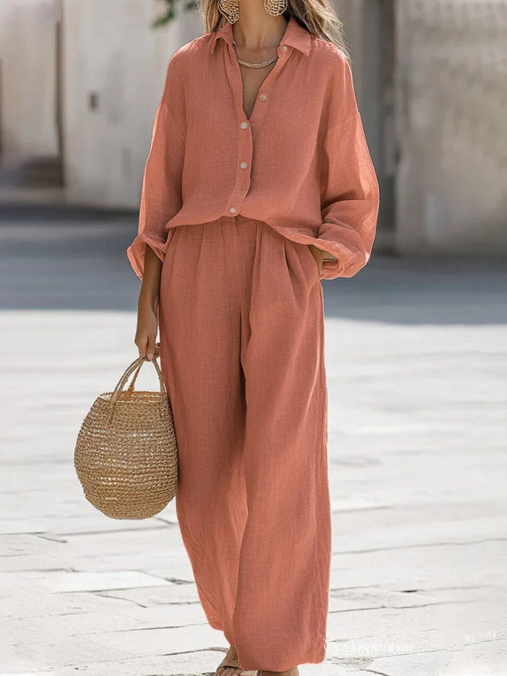 Outfit versatile donna: camicia chic e pantaloni ampi a vita alta, un completo estivo moderno e confortevole.