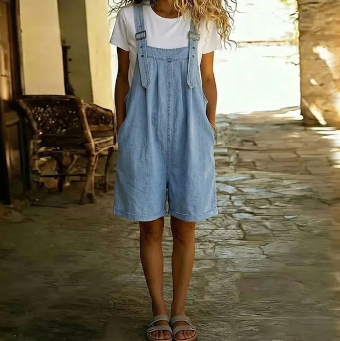 Salopette corta estiva da donna, stile casual e rilassato con spalline regolabili e tasche. Perfetta per il tempo libero.