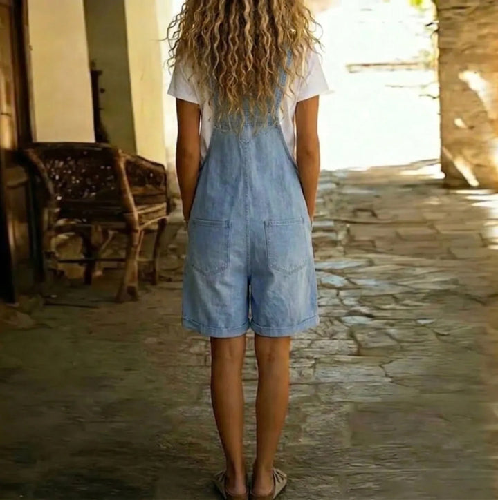 Donna: salopette corta estiva relaxed fit, con tasche laterali e spalline regolabili, per un look casual e confortevole.