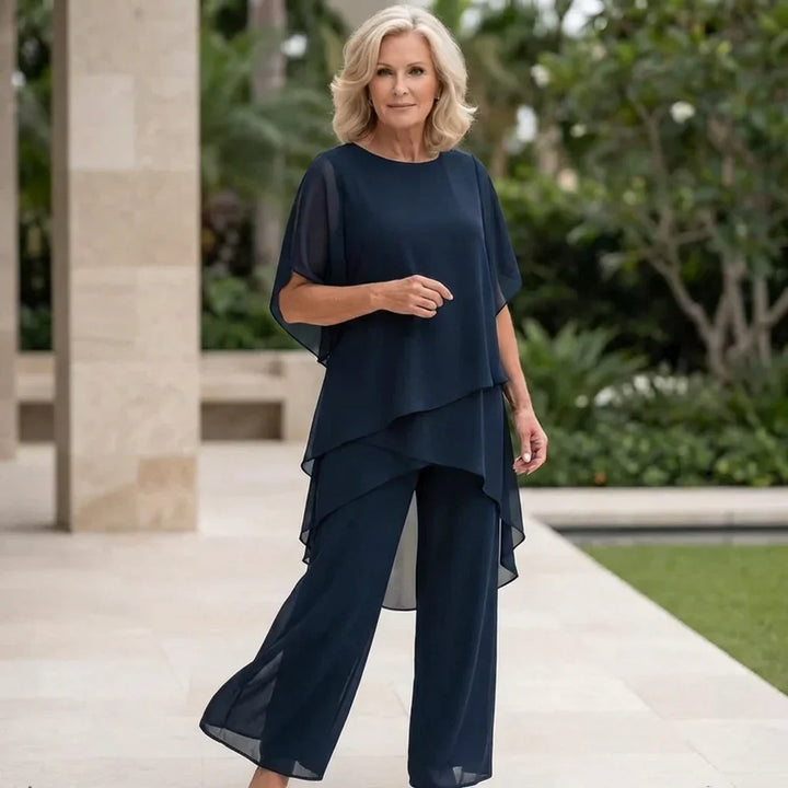 Completo coordinato drappeggiato da donna con top e pantaloni palazzo, elegante e fluido.