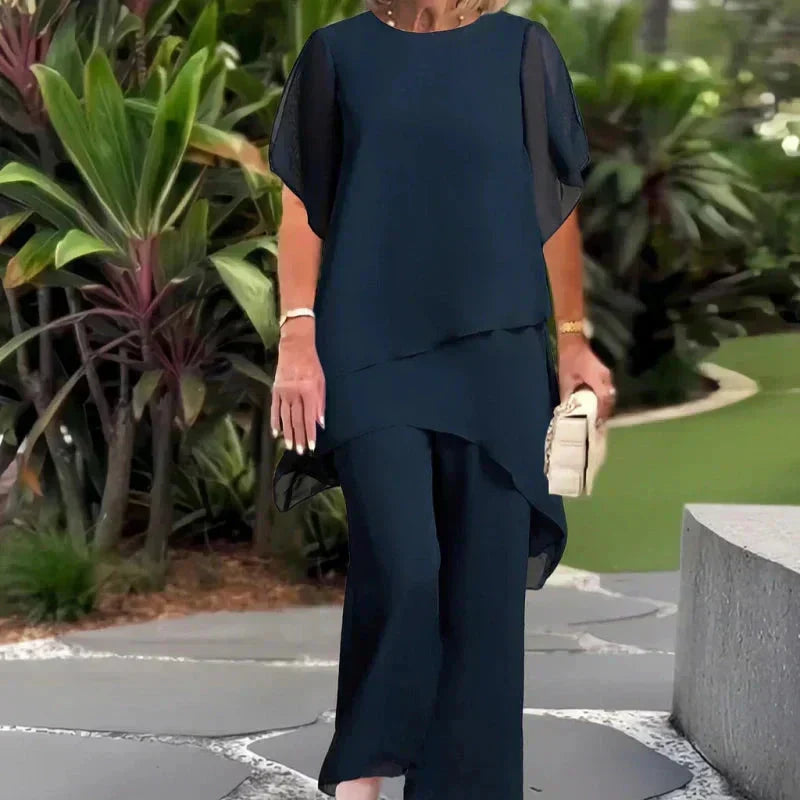 Set elegante da donna con top drappeggiato e pantaloni palazzo, perfetto per cerimonia e look serale.