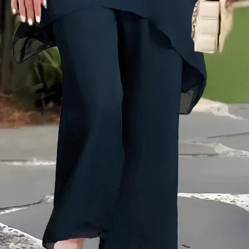 Completo coordinato donna, top e pantaloni palazzo, in tessuto fluido drappeggiato, comfort e stile.