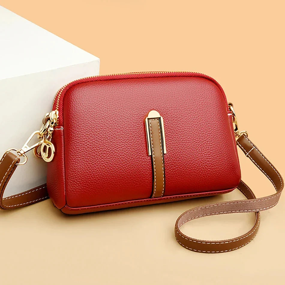 Borsa a tracolla blu da donna, in vera pelle. Borsetta elegante, accessorio moda versatile per ogni occasione.