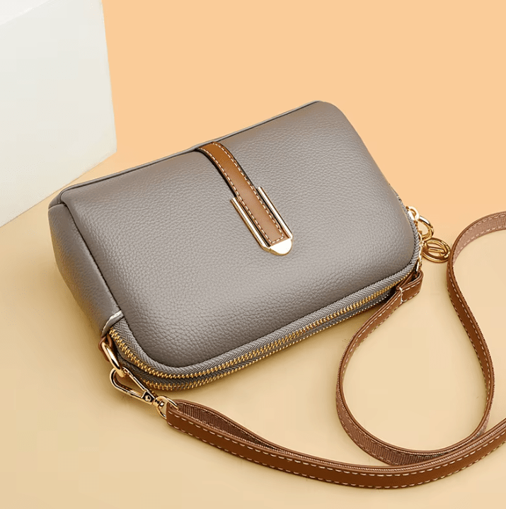 Borsa a tracolla da donna in vera pelle, dettagli metallici dorati che esaltano il design elegante.