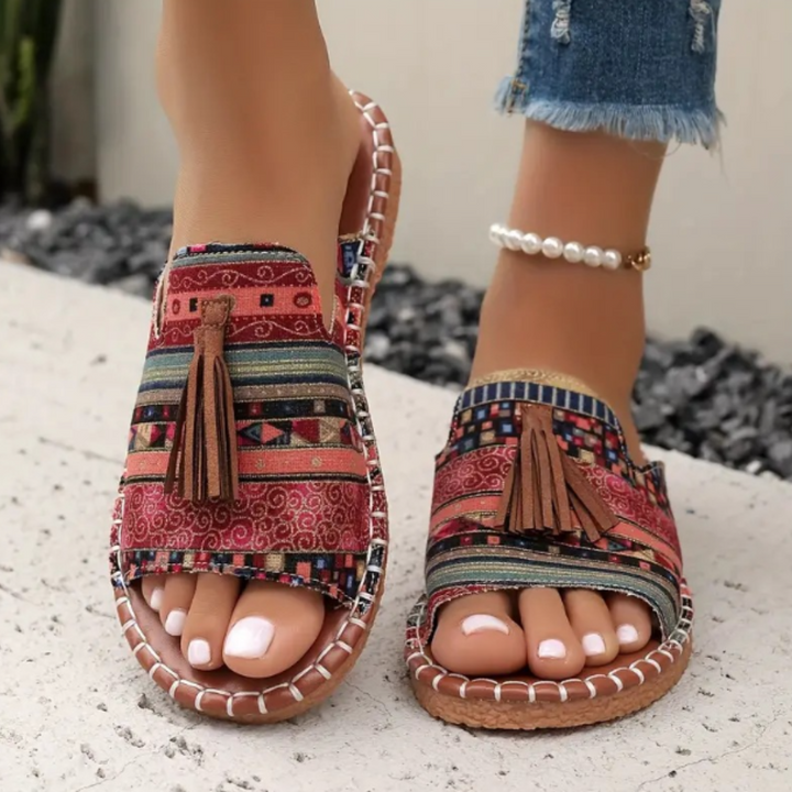Sandali donna slip-on estivi con cinturino decorato e nappine colorate, stile etnico.