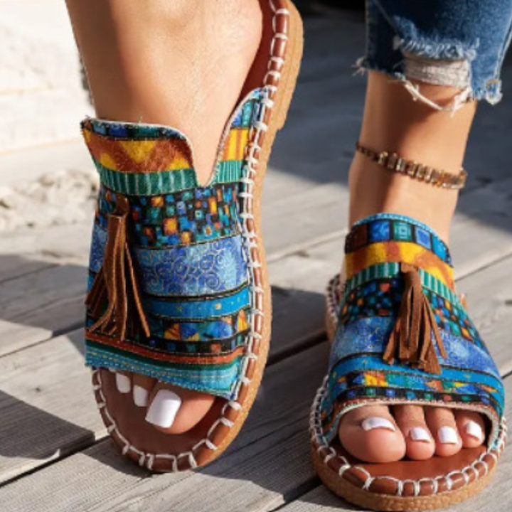 Comodi sandali donna slip-on estivi, con nappine e cinturino etnico, ideali per vacanza.