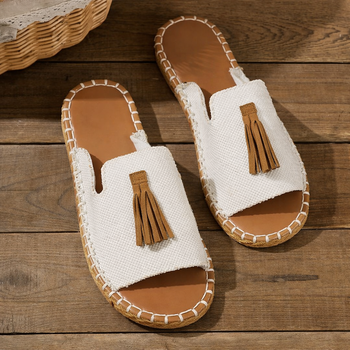 Sandali donna etnici slip-on con cinturino finemente decorato e nappine, moda estiva.