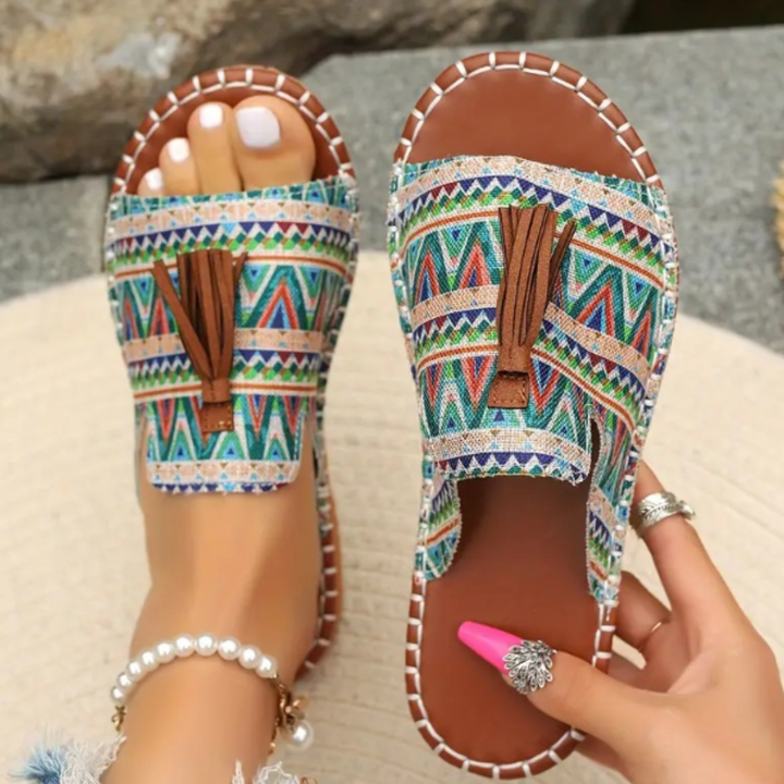 Sandali donna per vacanza, slip-on con cinturino decorato e nappine, un tocco di stile etnico.