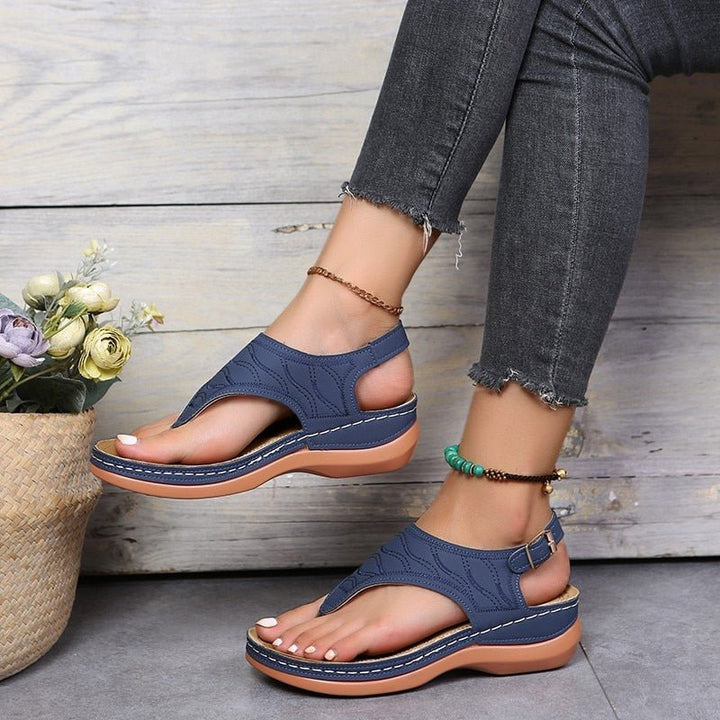 Sandali donna estivi con fibbia regolabile per comfort personalizzato. Scarpe alla moda per piedi felici.