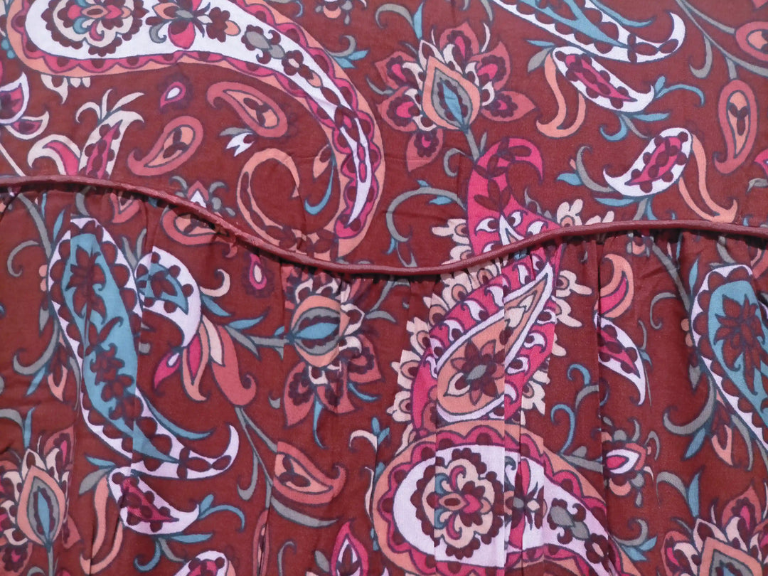 Moda estiva donna: abito midi stampato, facile da abbinare per look eleganti o casual.