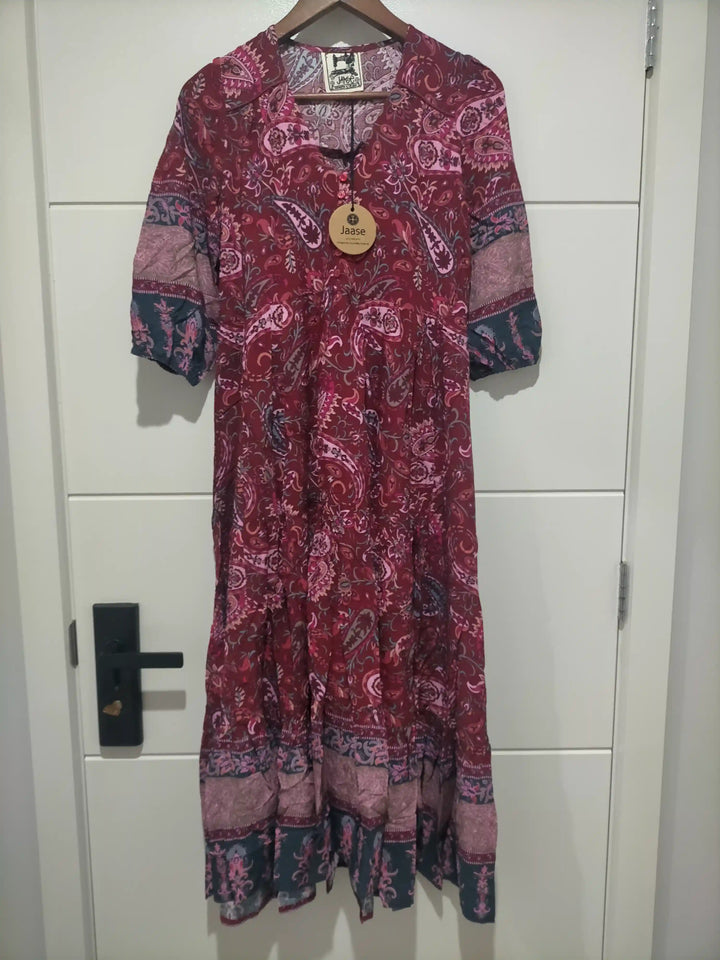 Vestito estivo midi da donna con stampa vivace, ideale per look casual chic.