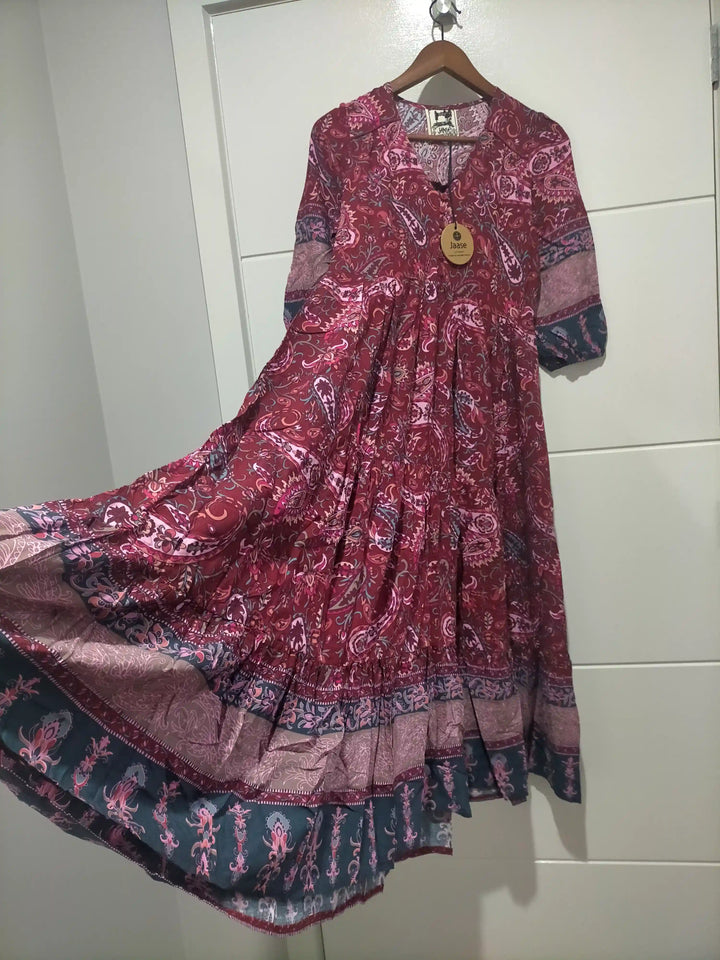 Elegante abito midi stampato con cintura, ideale per valorizzare la figura nella moda estiva.