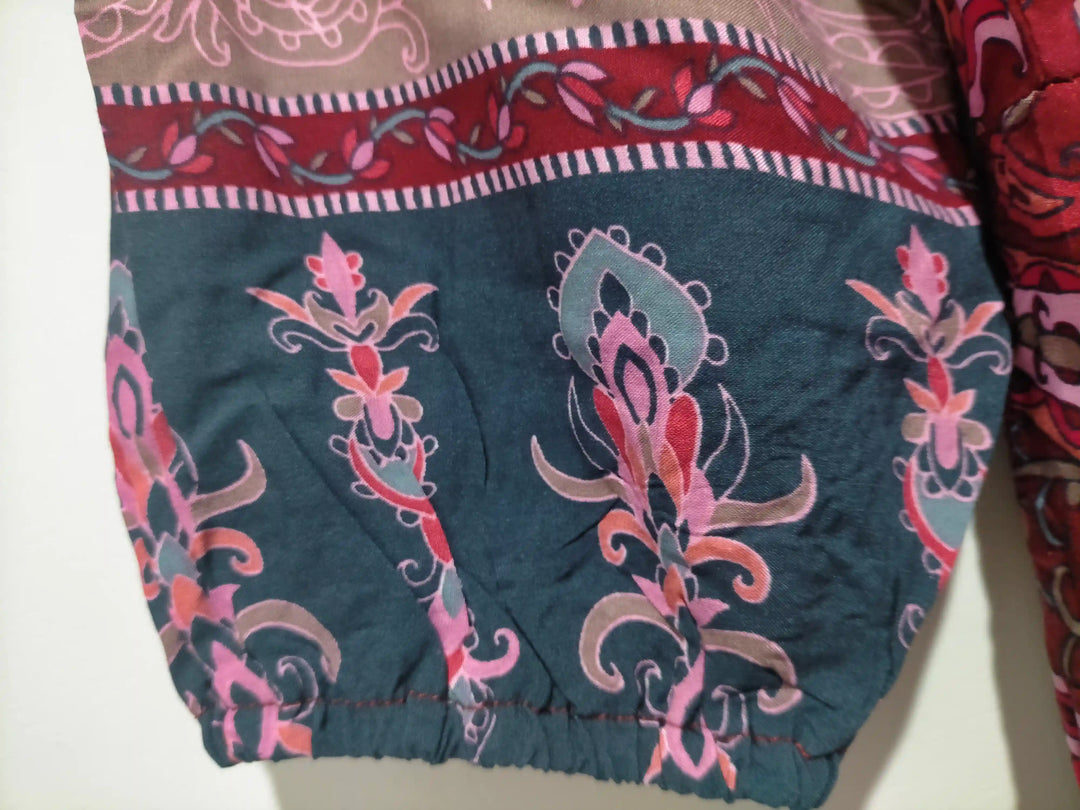 Versatile abito midi stampato da donna, perfetto per vacanze estive e giornate in città.