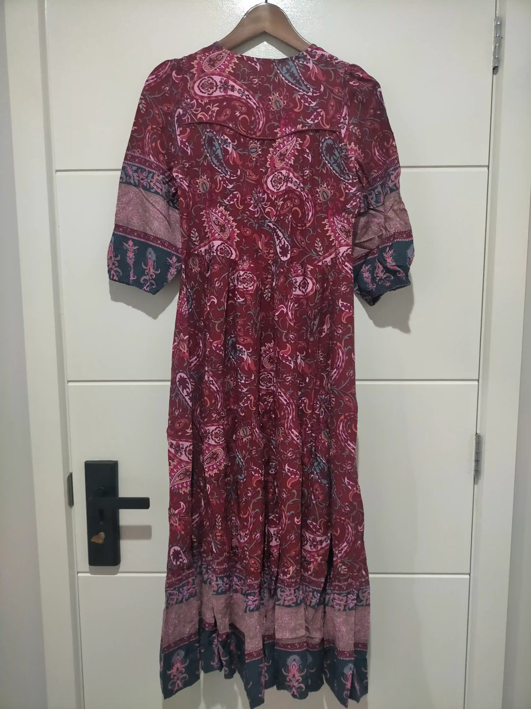 Abito midi estivo stampato, con un taglio fluido e cintura, per un look donna trendy e comodo.