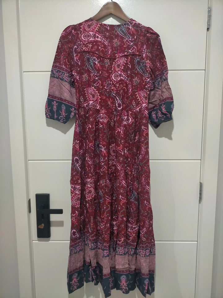 Abito midi estivo stampato, con un taglio fluido e cintura, per un look donna trendy e comodo.