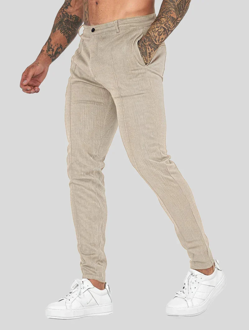 Pantaloni streetwear uomo crema a gamba dritta, ideali per outfit versatili ed eleganti o casual.