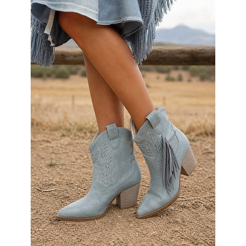 Stivaletti western donna blu, con nappe, punta affusolata e tacco largo. Perfetti per la moda autunno.