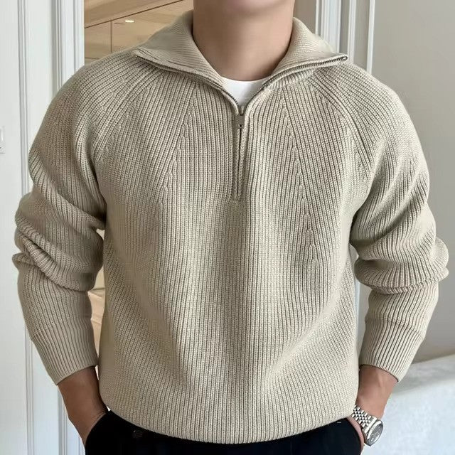 Pullover uomo a coste in tessuto morbido con cerniera. Eleganza casual e comfort per abbigliamento maschile.