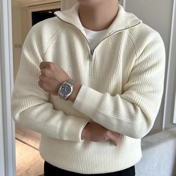 Maglione uomo elegante a coste con cerniera, perfetto per la moda maschile. Versatile per ogni occasione casual.