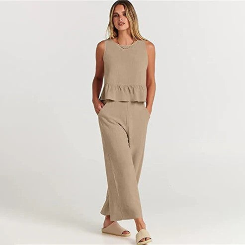 Donna in set estivo due pezzi senza maniche. Look casual primavera estate, completo confortevole per il tempo libero.