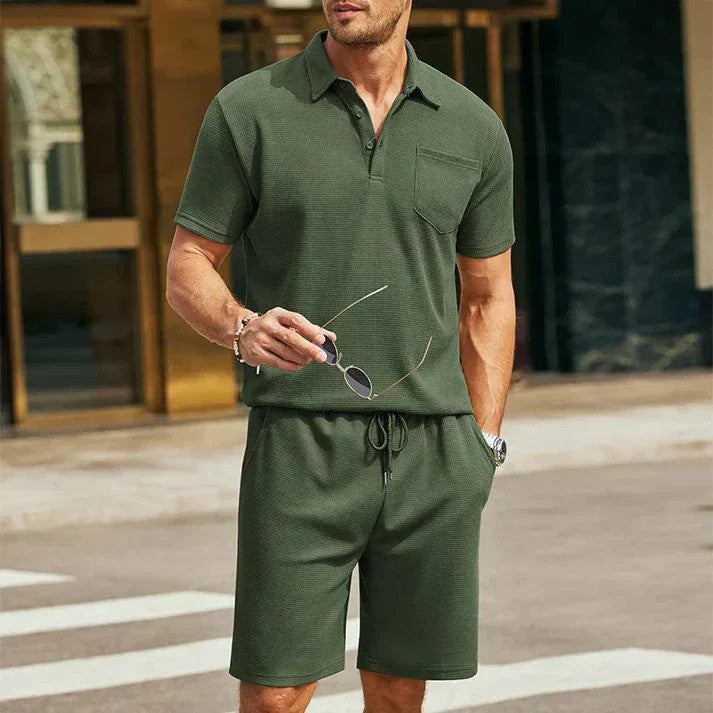 Completo uomo leggero per l'estate, composto da t-shirt e pantaloncini sportivi. Perfetto per il tempo libero.