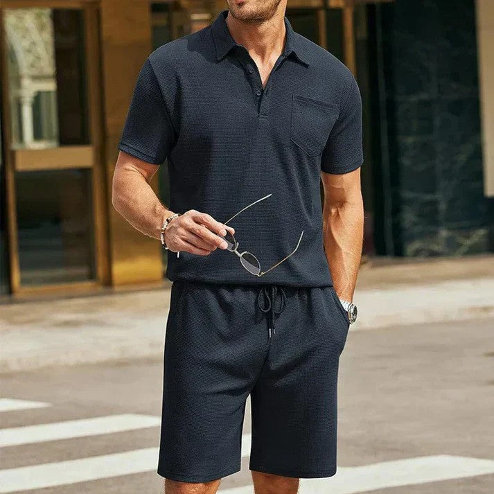Set estivo uomo casual: t-shirt girocollo e pantaloncini corti per un outfit confortevole e alla moda.