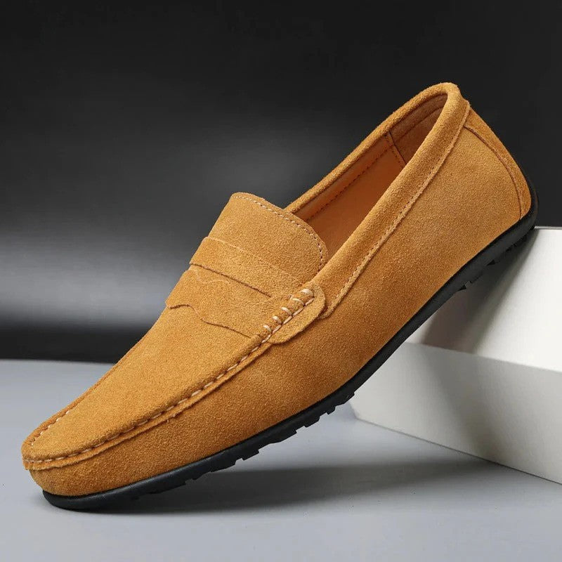 Dettaglio scarpe uomo estive, leggere e traspiranti. Mocassini comodi, perfetti per la moda casual-elegante.