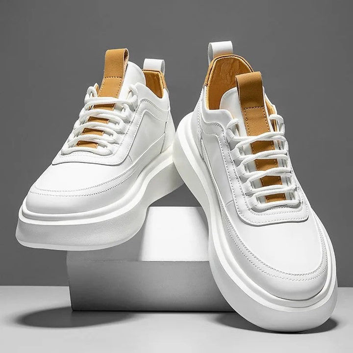 Scarpe uomo casual bianche traspiranti con suola ammortizzata. Perfette per comfort quotidiano e passeggio tutto l'anno.