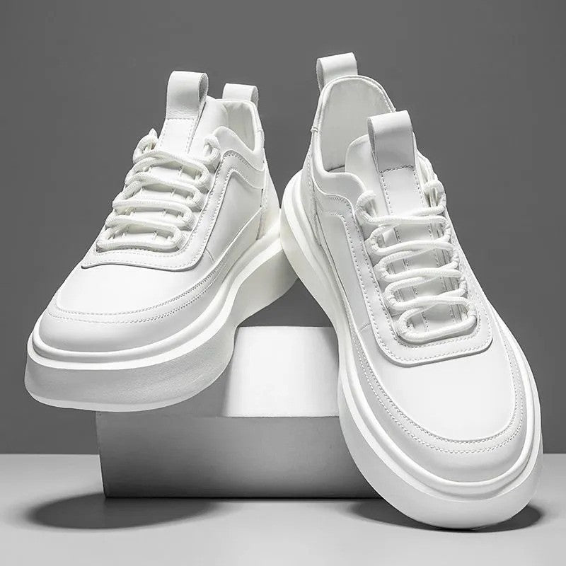 Sneakers uomo chunky bianche, leggere e traspiranti. Ammortizzazione superiore per stile casual o attività sportiva.