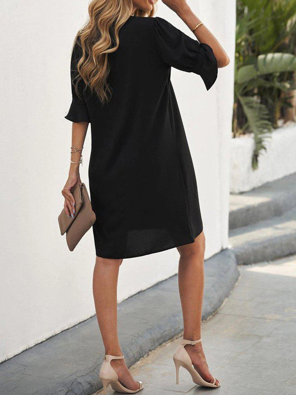 Dettaglio tessuto di abito donna midi nero, elegante e versatile. Ideale per look autunnali e occasioni speciali.