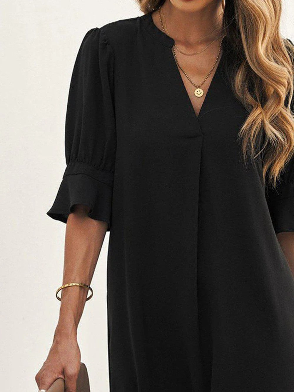 Abito donna nero midi elegante, taglio dritto, ideale per l'autunno. Vestito classico e versatile per ogni occasione.