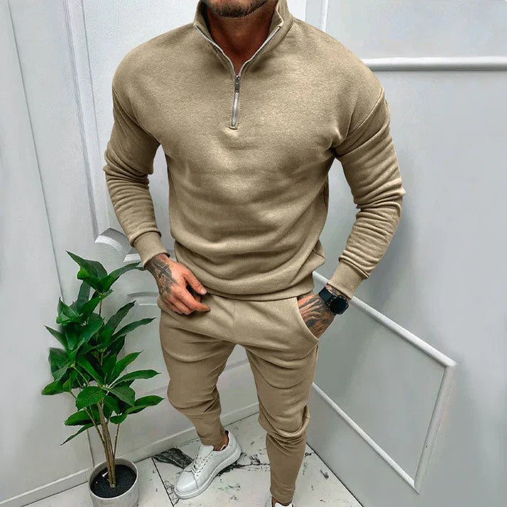 Abbigliamento uomo completo, tuta sportiva athleisure per ogni giorno, comfort e stile casual con felpa e pantaloni.