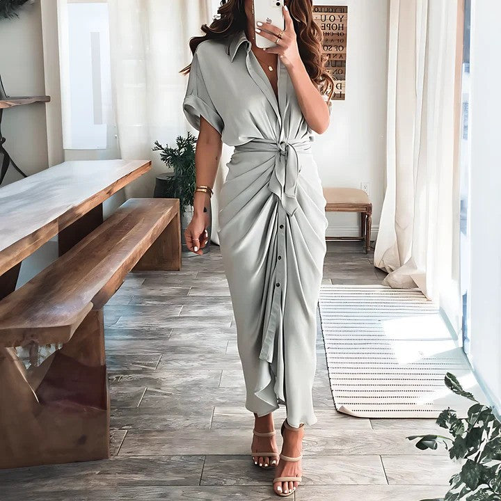 Abito estivo fluttuante, design armonioso, per un look casual chic e femminile.