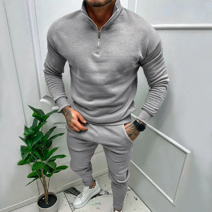 Dettaglio tessuto tuta uomo athleisure, morbida felpa con cappuccio e pantaloni sportivi, massimo comfort casual.