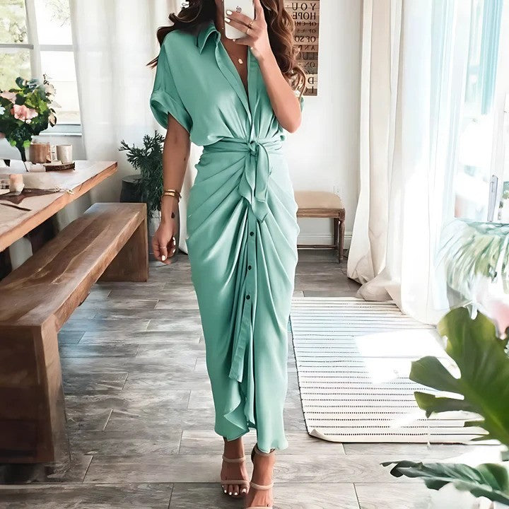 Vestito da spiaggia estivo, fluttuante e traspirante, per un'eleganza naturale.