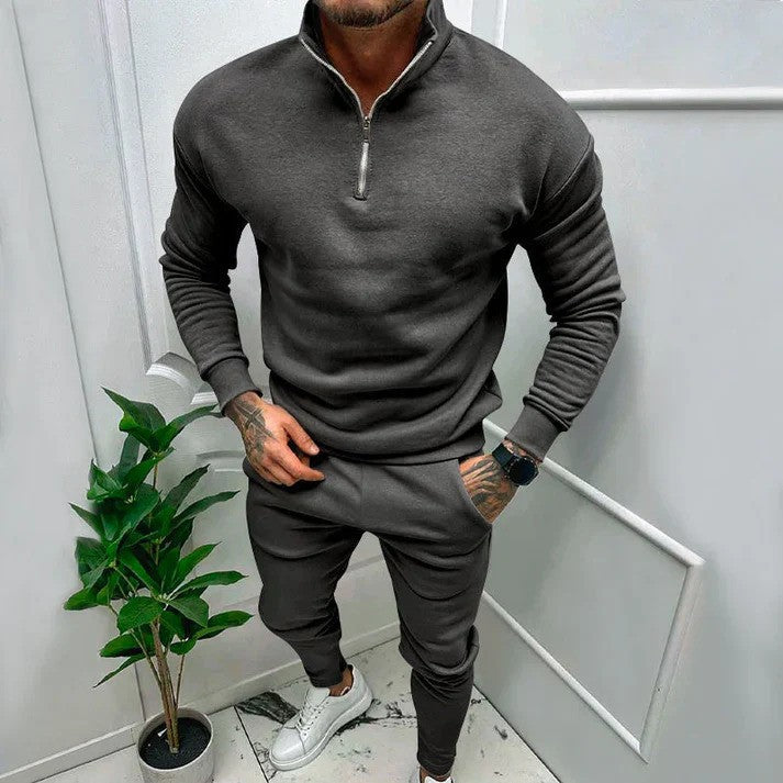 Felpa con cappuccio uomo, parte della tuta sportiva athleisure, perfetta per abbigliamento casual e versatile.