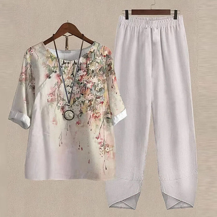 Outfit coordinato donna, set due pezzi con motivo floreale vintage. Stile elegante e vestibilità comoda per tutto l'anno.