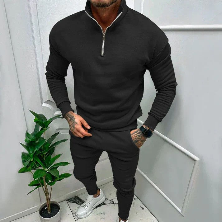 Uomo cammina all'aperto con tuta sportiva casual athleisure, completa di felpa e pantaloni, ideale per il tempo libero.