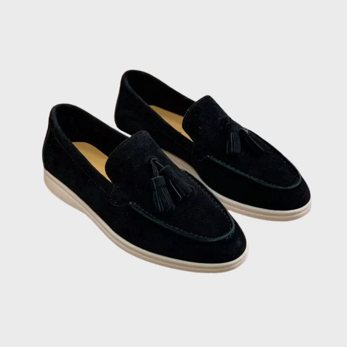 Eleganti mocassini uomo con punta arrotondata. Calzature classiche senza lacci, perfette per stile casual chic e comfort.