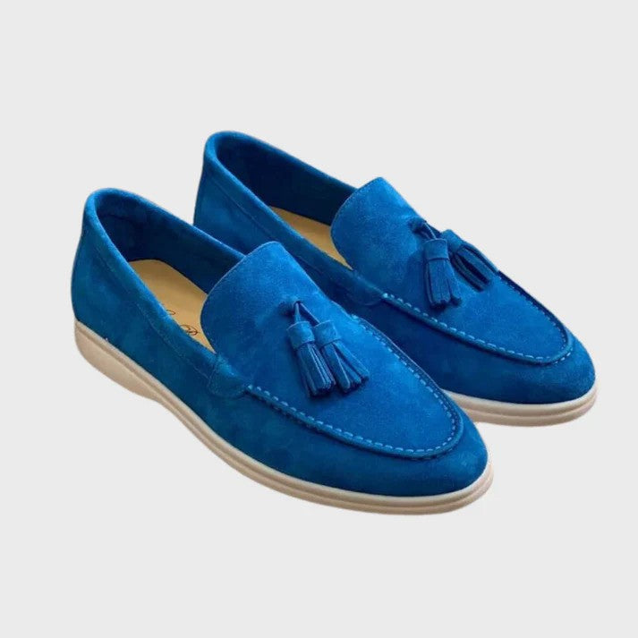 Calzature uomo eleganti: mocassini con punta arrotondata. Scarpe senza lacci per uno stile classico e comfort quotidiano.