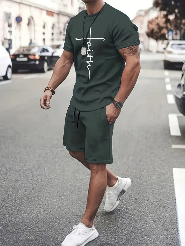 Completo casual estivo uomo, con T-shirt tinta unita e pantaloncini abbinati. Perfetto per le vacanze e il relax.