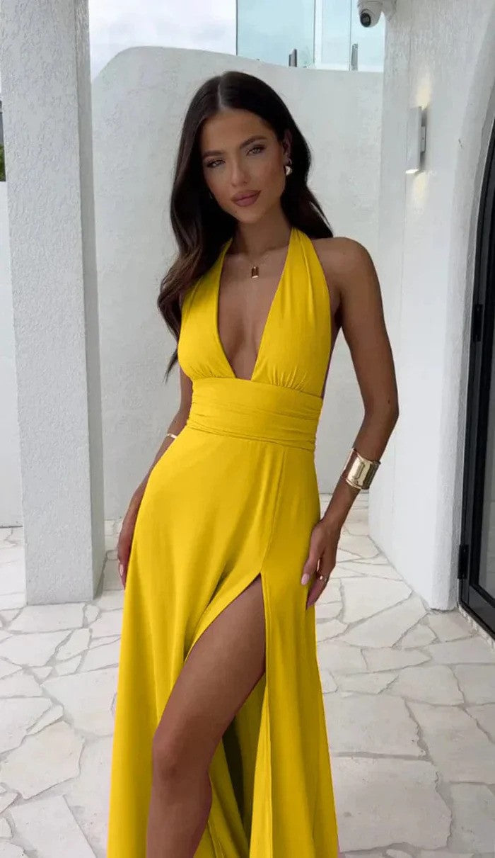 Moda estiva donna: abito aderente ed elegante halterneck. Vestito perfetto per serate e spiaggia.