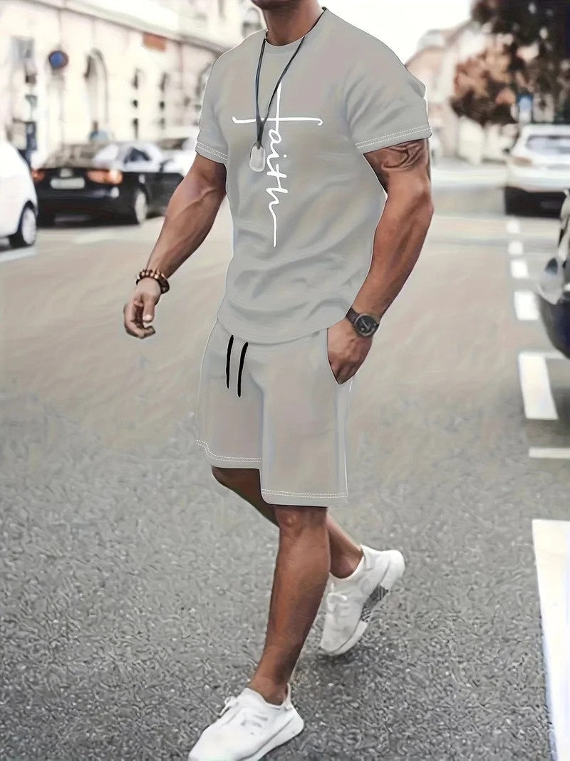 T-shirt e pantaloncini uomo, completo estivo versatile. Design moderno, materiali leggeri per il massimo comfort.