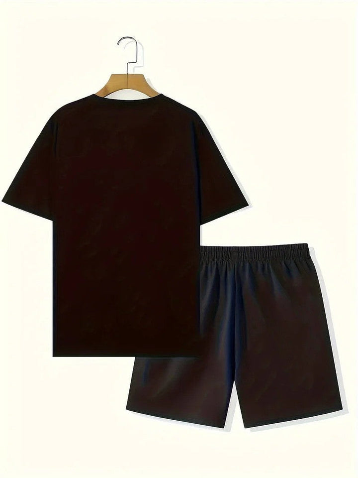 Completo estivo uomo con T-shirt girocollo e pantaloncini. Outfit casual e leggero, perfetto per le giornate calde.